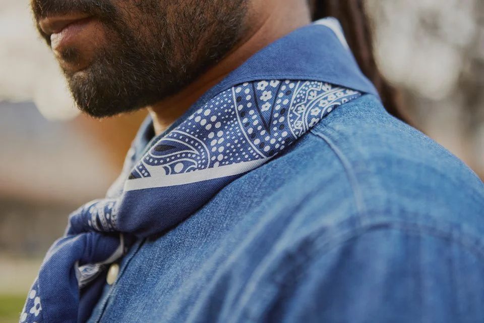 Porter un foulard bleu autour du cou permet de mieux renforcer l'énergie du chakra de la gorge.