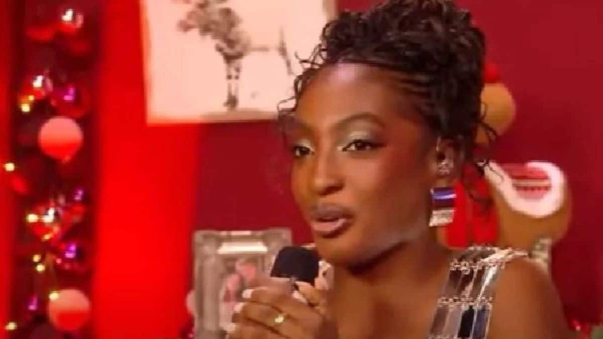 Ebony essaie de tenir le coup grâce à la musique.