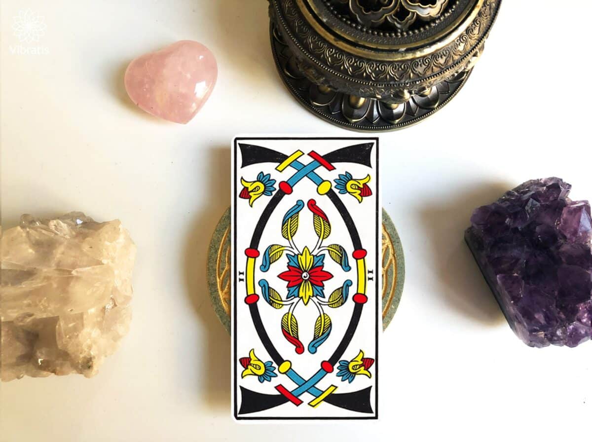 Dans le Tarot de Marseille, le double épées peut évoquer la stabilité et le calme intérieur.