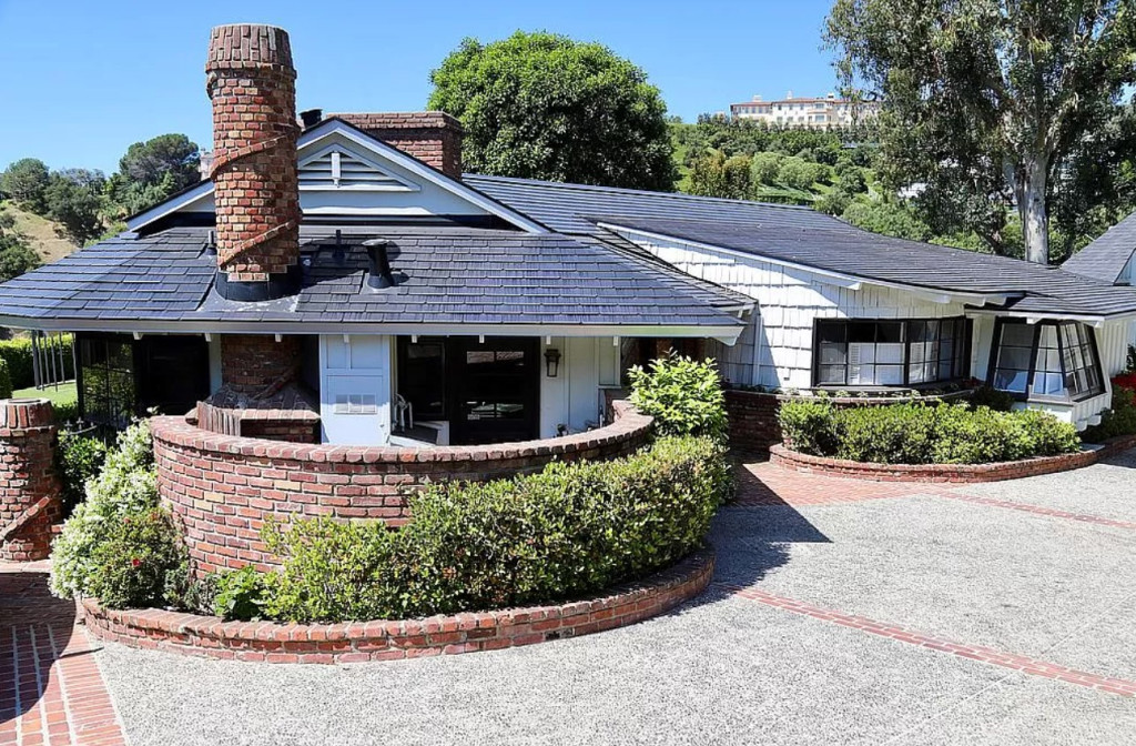 La maison a auparavant appartenu à Gene Wilder, l'acteur de Charlie et la chocolaterie.