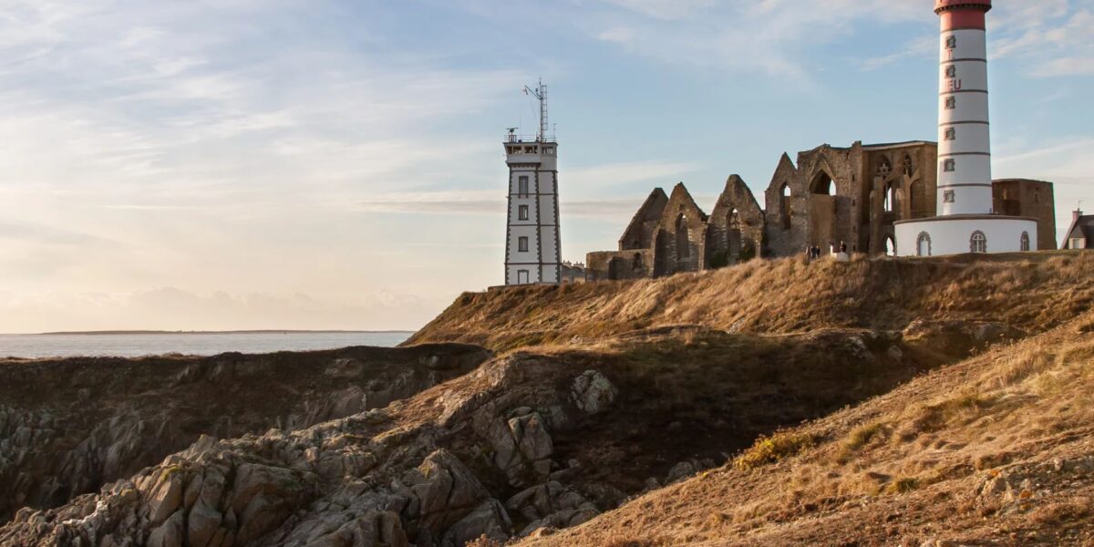 Eva Longoria n'a pas manqué de visiter l'abbaye de la pointe Saint-Mathieu.